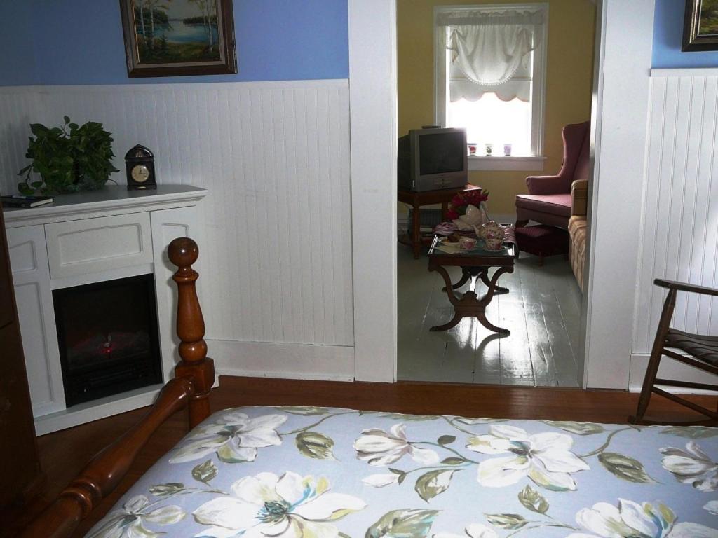 Gables Bed & Breakfast Stayner Номер фото