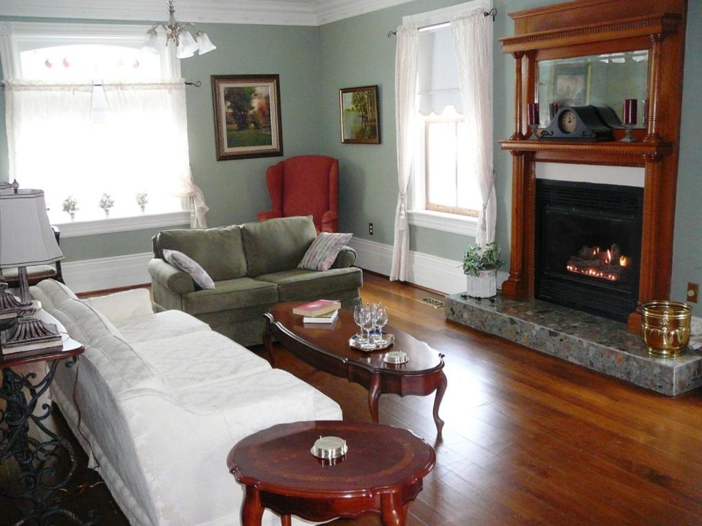 Gables Bed & Breakfast Stayner Экстерьер фото