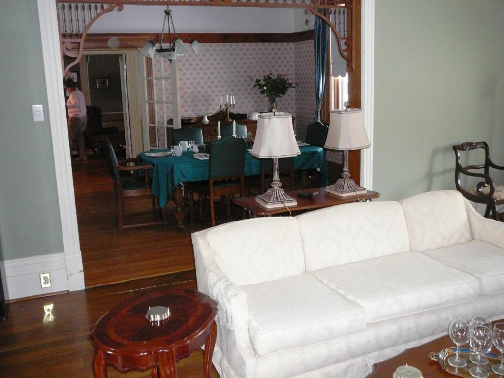 Gables Bed & Breakfast Stayner Экстерьер фото